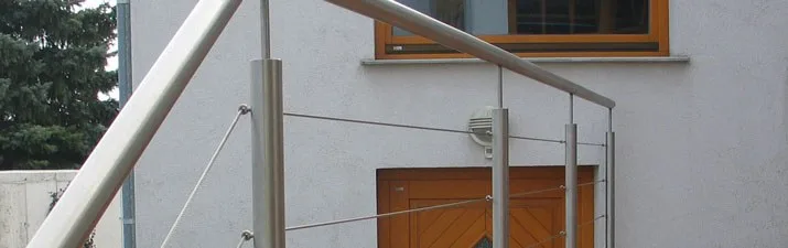 Außenstiege mit Geländer aus Edelstahl und Seilfüllung