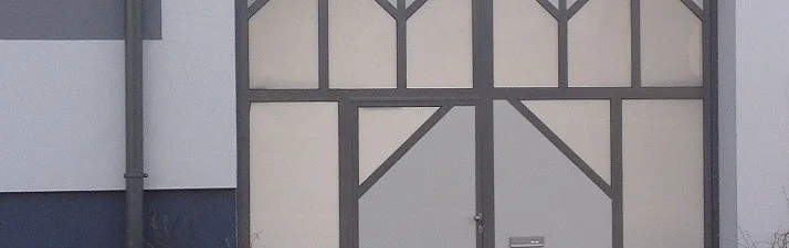 Hofeinfahrtstor mit Fachwerk-Dekorteilung