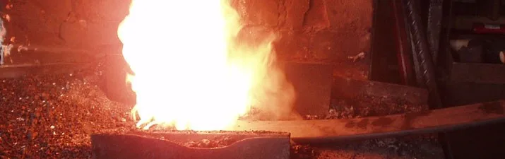 Glühender Stahl im Schmiedefeuer der Werkstatt